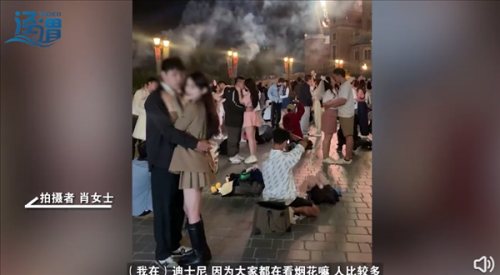 多对情侣迪士尼流水线式接吻拍照 网友调侃：不尴尬吗？