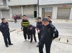 共工日报点赞！老人醉酒卧睡路边 民警帮