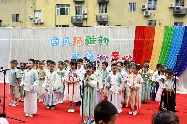 1-9涪陵幸福里幼儿园举办“国风扬雅韵 礼仪沁童心”游园活动.jpg