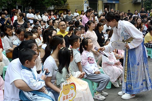 1-10涪陵幸福里幼儿园举办“国风扬雅韵 礼仪沁童心”游园活动.jpg