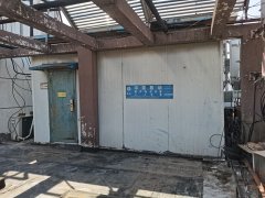 男子诉称楼顶搭建铁塔致其房屋渗水损失