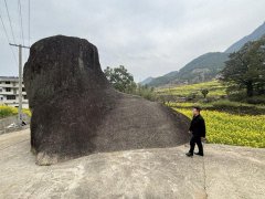 江西上饶：天然巨石酷似鞋子